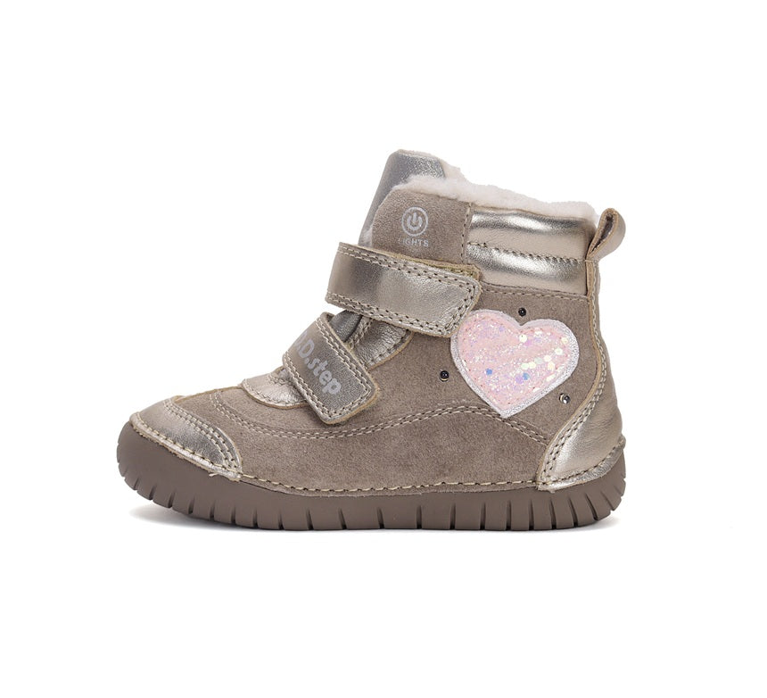 D.D.Step ghete fete imblanite cu LED 25-30 Cream cu inimioara