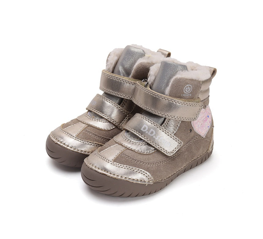 D.D.Step ghete fete imblanite cu LED 25-30 Cream cu inimioara