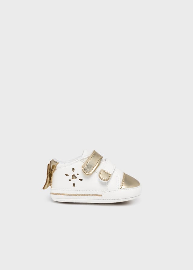  Off-white cu fluturas